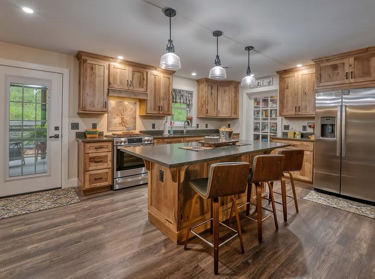 Hickory Classic Kitchen Cabinets