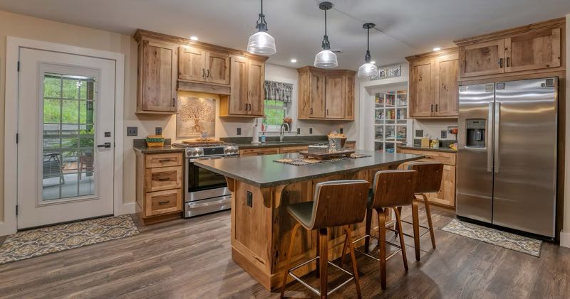 Hickory Classic Kitchen Cabinets